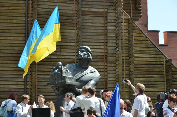 Megamarch för broderier nära Golden Gate i Kiev — Stockfoto