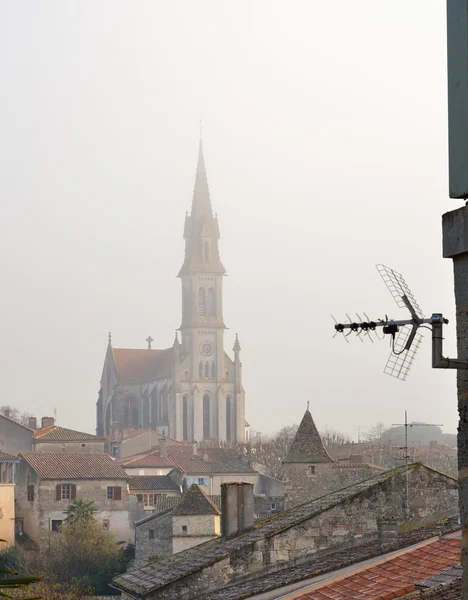 Антенна над старым городом в тумане — стоковое фото