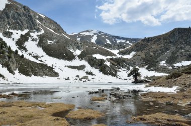 Madriu-Perafita-Claror Vadisi'nde buzul Gölü