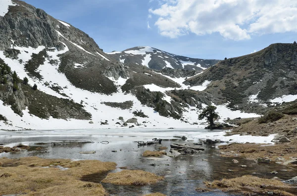 Ledovcové jezero v údolí Madriu-Perafita-Claror — Stock fotografie