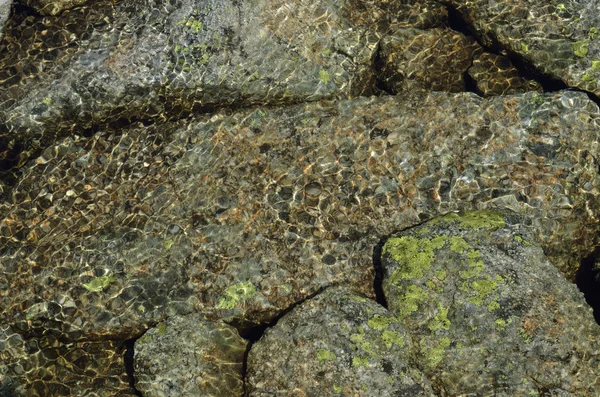 Rocas bajo el agua clara en el arroyo de la montaña —  Fotos de Stock