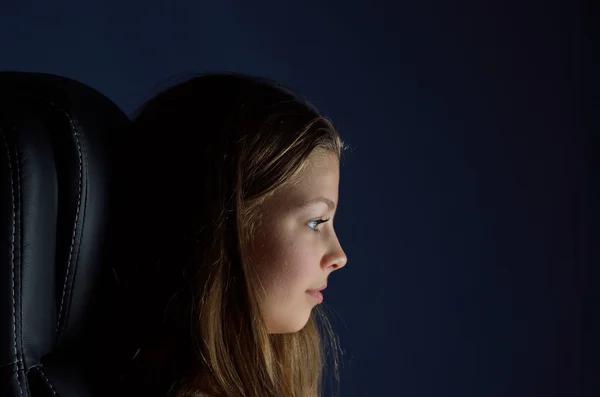 Adolescente chica en la oscuridad — Foto de Stock