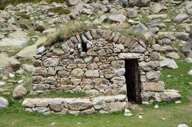 Dağlarda küçük taş sığınak