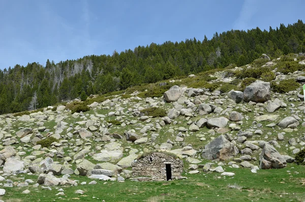 Rifugio in pietra in montagna — Foto Stock