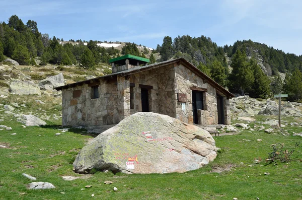 Rifugio turistico in montagna — Foto Stock