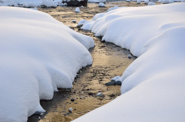 Незамерзающая река в зимней горе — стоковое фото