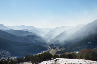 Kış sis, Navarrese Pyrenees vadide Belagua