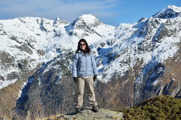 Hiker in the winter mountains — Stock Photo, Image