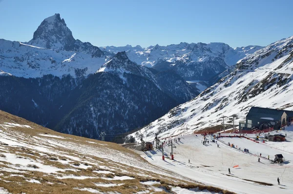 Artouste ski resort against the peak du Midi d'Ossau — Stock Photo, Image