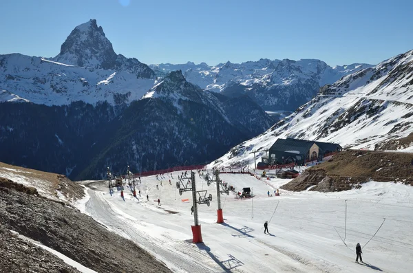 Artouste ski resor melawan puncak du Midi d 'Ossau — Stok Foto