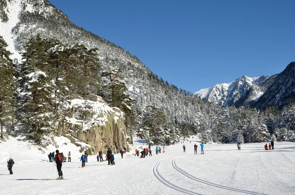 Famille d'hiver repos actif dans la vallée de Marcadau — Photo