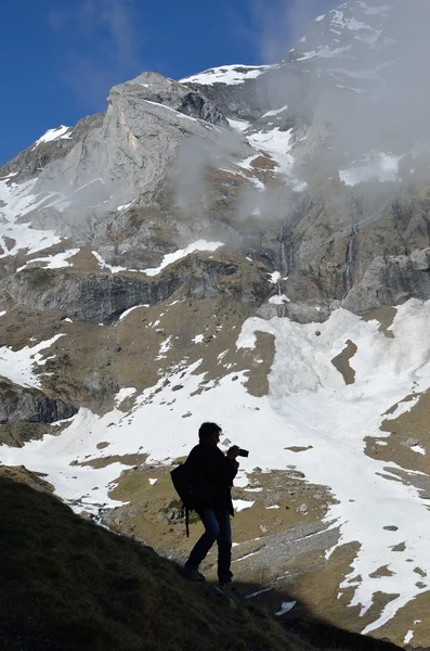 Turysta na stoku górskim cirque Troumouse — Zdjęcie stockowe