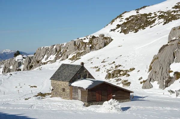 Casa del pastore sul pendio della neve in montagna — Foto Stock