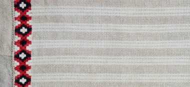 Beyaz çizgileri ve nakış saf kumaş