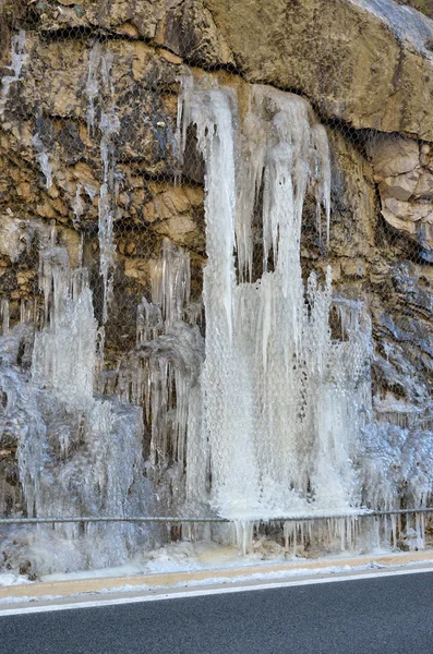 Gefrorenes Wasser über der Straße — Stockfoto