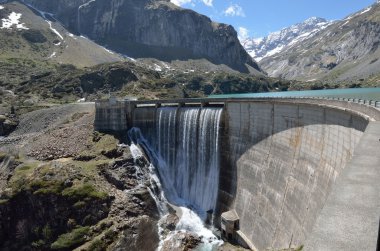 Gloriettes dam in the French Pyrenees clipart
