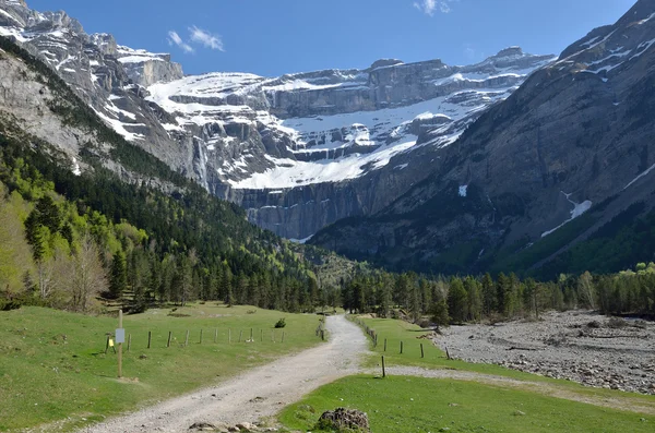 Hiking trail Gavarnie Pyrenees içinde cirque için — Stok fotoğraf