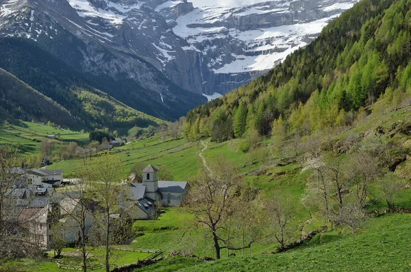 Vista primaverile del villaggio di montagna Gavarnie — Foto Stock