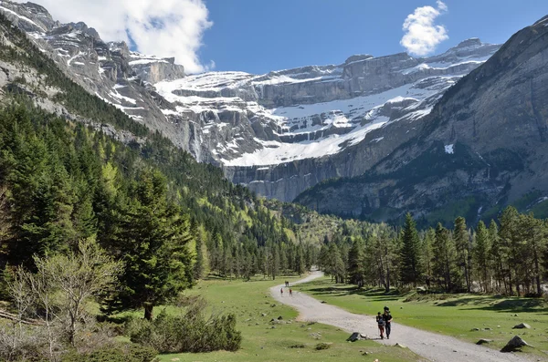 Gavarnie cirque için yürüyüş yürüyüş yapanlar — Stok fotoğraf