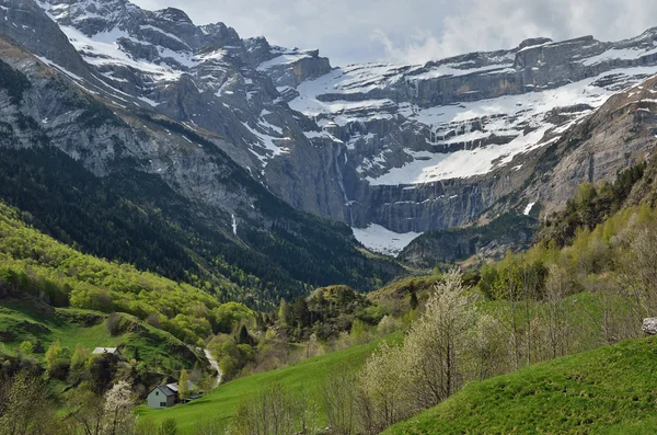 Frühling Blick auf das Bergdorf gavarnie — Stockfoto