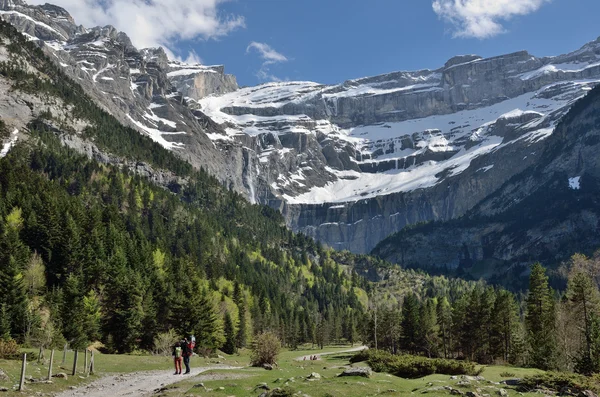 Senderistas caminando al circo de Gavarnie —  Fotos de Stock