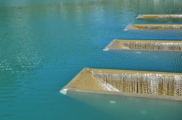 Superficie de agua con rellenos por vertido artificial — Foto de Stock
