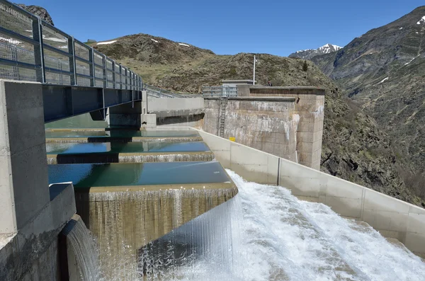 Cachoeira artificial da barragem de montanha nos Pirinéus franceses — Fotografia de Stock