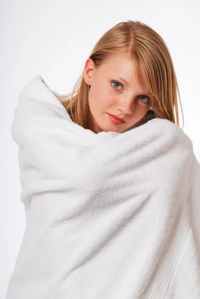 Blond tienermeisje in een badhanddoek — Stockfoto