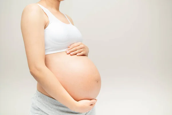 Mujer Embarazada Tocando Gran Vientre Cerca Maternidad Embarazo Personas Concepto — Foto de Stock