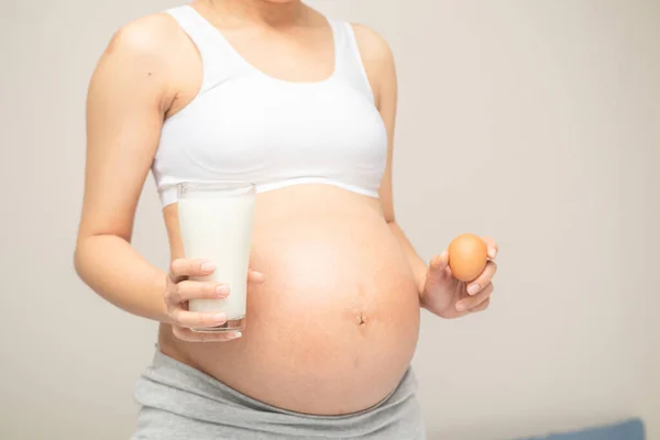 Mujer Joven Asiática Elige Comer Alimentos Saludables Huevos Leche Durante Imagen de archivo