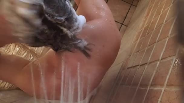 Mann unter der Dusche — Stockvideo