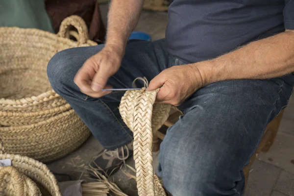 Una cesta de mimbre — Foto de Stock