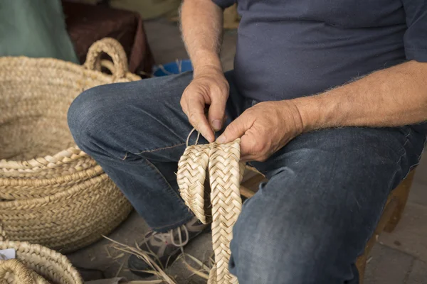 Una cesta de mimbre — Foto de Stock