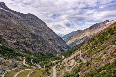 İsviçre 'nin Valais Kantonu Saas-Fee yakınlarındaki Saas Vadisi.
