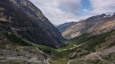 İsviçre 'nin Valais Kantonu Saas-Fee yakınlarındaki Saas Vadisi - Zaman aşımı Videosu