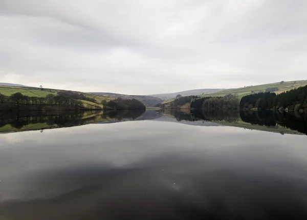 Reflexão do reservatório Digley — Fotografia de Stock