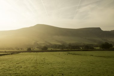 Dağın üzerinden gün doğuyor.