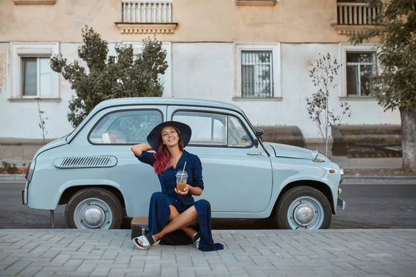 Neues Emotions- und Abenteuerkonzept. Süße Frau mit Trinkbecher und Hut. Reisezeit und neue Platzidee. — Stockfoto