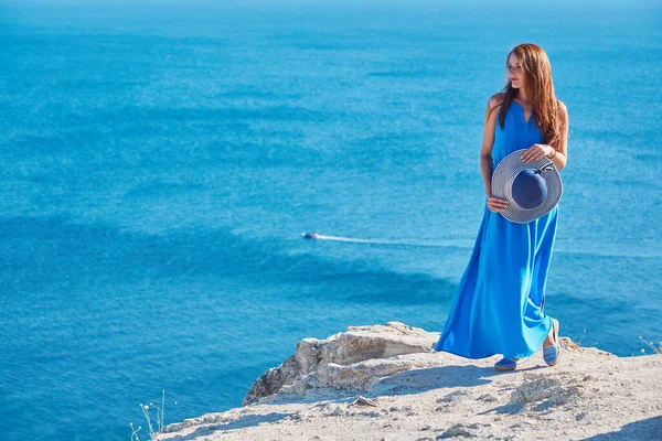 Voyage et détente idée de temps, copier l'espace. Jeune femme se sentant bien profiter des vacances près de la mer. Vue panoramique depuis la montagne. — Photo