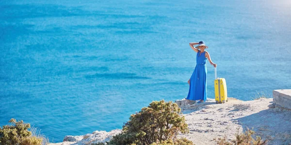 Belle femelle en robe longue bleue avec bagages jaunes. Détendez-vous tourisme de temps et de vacances à l'étranger concept, copier l'espace — Photo
