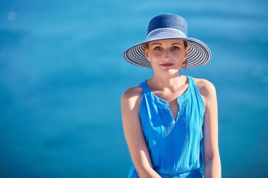 Yalnız zaman ve yaz tatili konsepti. Uzayı kopyala Güzel düşünceli kadın okyanus arka planında poz veriyor..