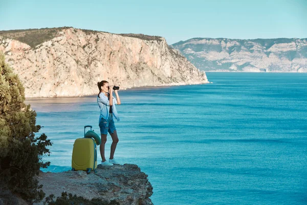 女人们戴着双筒望远镜看着大海。海景,山景.公务旅行和新的地面概念，复制空间 — 图库照片