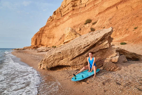 A gondtalan nő élvezi a szörfözést a nyaraláson. Homokos part, kalandidő és utazási koncepció. Fénymásolási hely — Stock Fotó