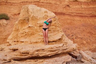 Yoga yapan bir kadın temiz havada esneme hareketleri yapıyor. Doğada rahatla. Yoga zamanı ve meditasyon konsepti. Düşünce fikri
