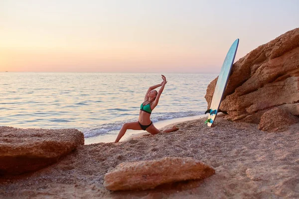 Активний спосіб життя та навчання. Жінка практикує йогу на березі моря. Балансування пози. Йога час і концепція медитації . — стокове фото