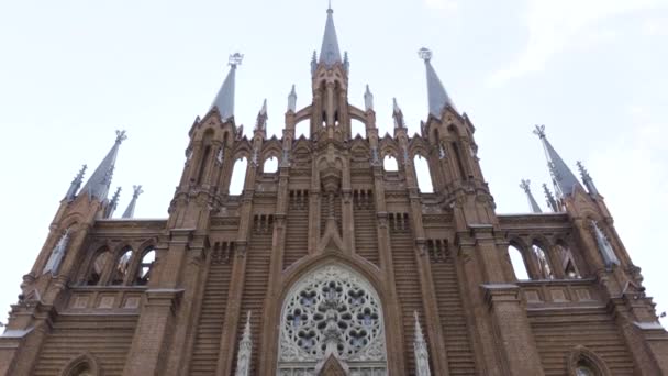 La Basílica Catedral de la Inmaculada Concepción sobre fondo nublado. Acción. Vista inferior de una hermosa iglesia, concepto de arquitectura y religión. — Vídeos de Stock