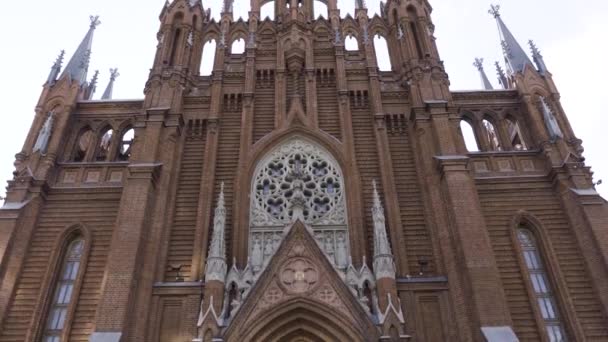 A Basílica Catedral da Imaculada Conceição sobre fundo céu nublado. Acção. Vista inferior de uma bela igreja, conceito de arquitetura e religião. — Vídeo de Stock