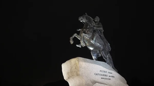 Berühmte Statue von Peter dem Großen, Bronze Reiter bei Nacht. Handeln. Sankt-Petersburg, Russland, prachtvolle Statue auf schwarzem Himmelhintergrund, Kunstbegriff. — Stockfoto