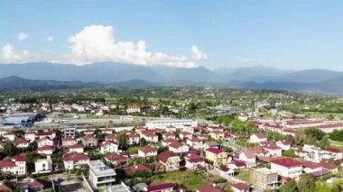 Deniz kıyısında küçük bir Akdeniz kasabası. Şarjör. Güzel yeşil bir şehrin panoramik hava manzarası ve mavi bulutlu gökyüzü arka planında deniz..