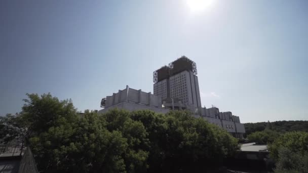 Moskou, Rusland, de zomerstad en de bouw van het presidium van de Russische Academie van Wetenschappen. Actie. Prachtige groene bomen en een gebouw met ongewone structuur op het dak. — Stockvideo